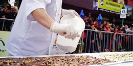 长215米重2吨！阿根廷巴里洛切制成世界最长巧克力